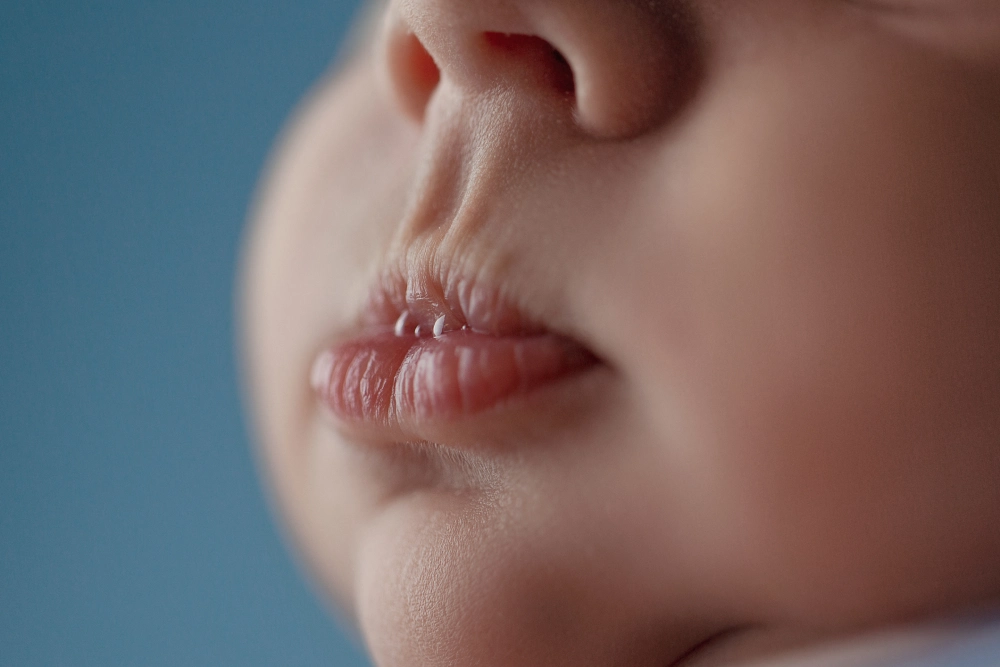fotografia neonato bocca con le bollicine